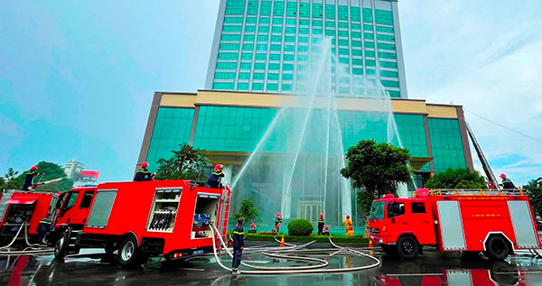 Công an TP Cần Thơ thực tập phương án chữa cháy, cứu nạn cứu hộ tại khách sạn Mường Thanh. Ảnh: CTV​