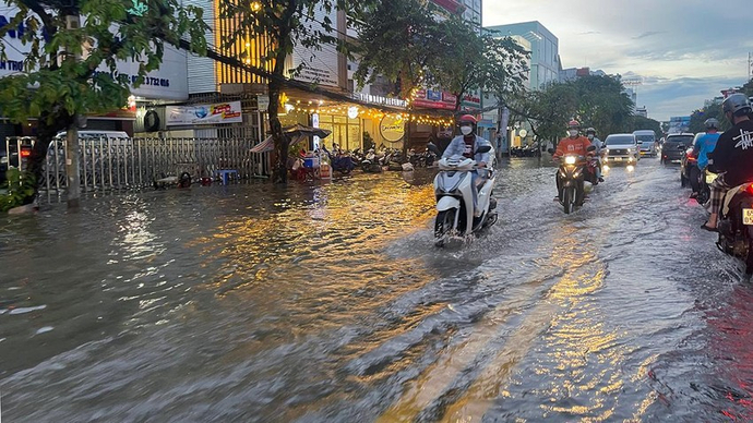 Do ảnh hưởng của mưa lớn khuya ngày 25/10, tuyến đường tại trung tâm thành phố đã ngập từ rất sớm.