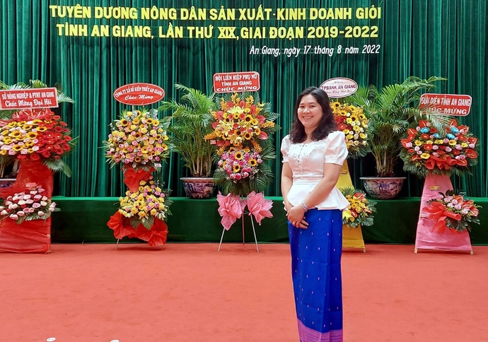 Chị Chau Ngọc Dịu tại lễ tuyên dương nông dân sản xuất kinh doanh giỏi tỉnh An Giang 2019-2022