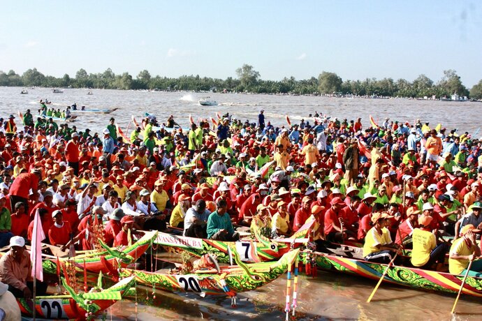 Các đội ghe Ngo đang tập trung để nghe thông qua thể lệ cuộc đua sắp diễn ra tại lễ hội Ok Om Bok, huyện Gò Quao, tỉnh Kiên Giang, năm 2019 (Ảnh: Quốc Giang).