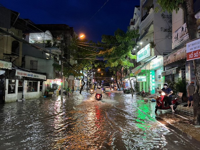 Tuyến đường Nguyễn Việt Hồng có trũng thấp, mực nước ngập khá sâu.