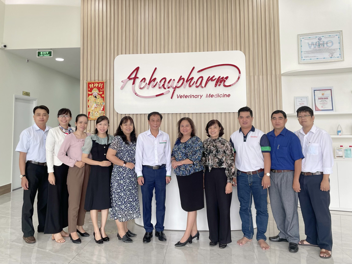Đoàn công tác chụp hình lưu niệm tại Công ty TNHH thuốc thú y Á Châu (Achaupharm).