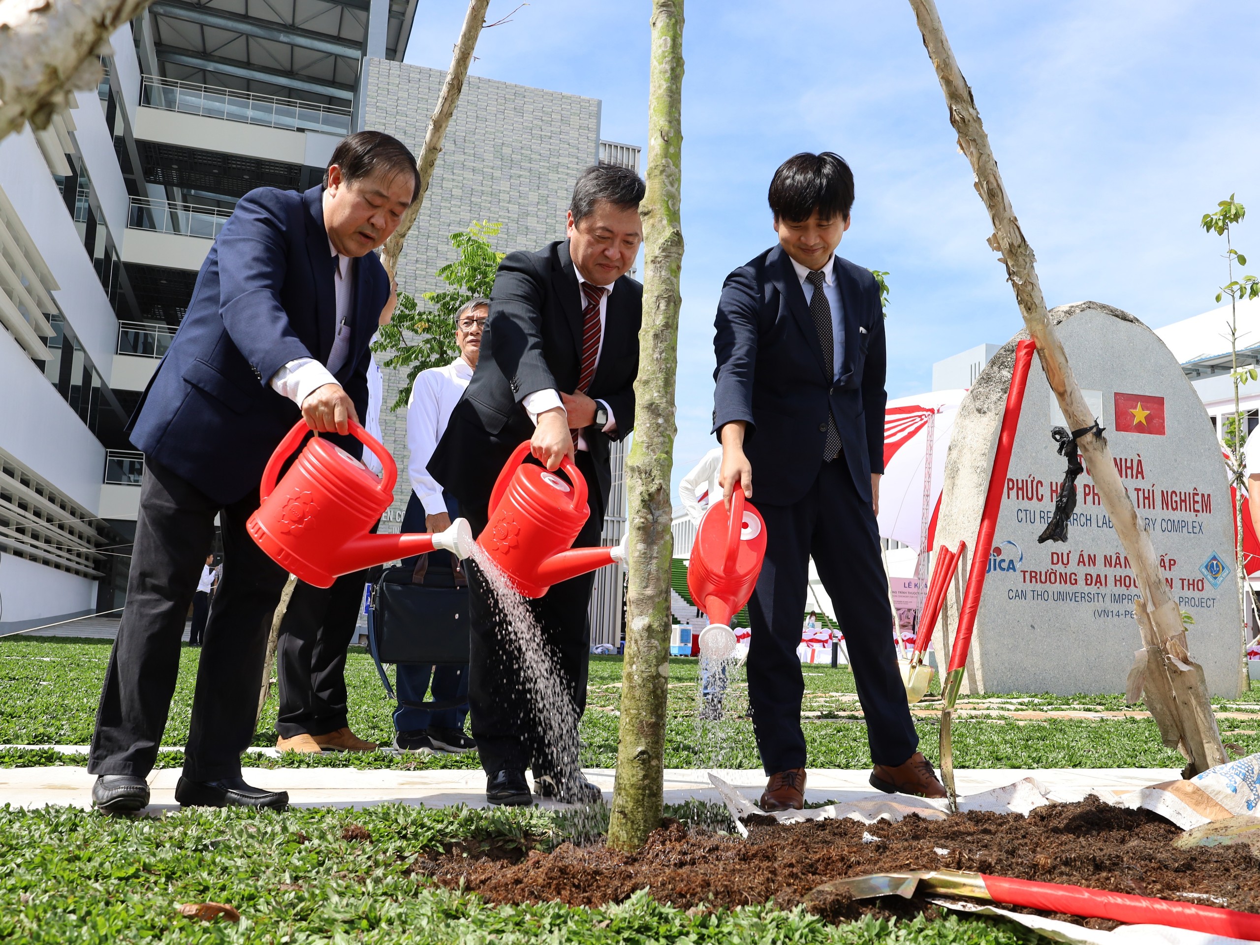 Các đại biểu trồng cây lưu niệm.