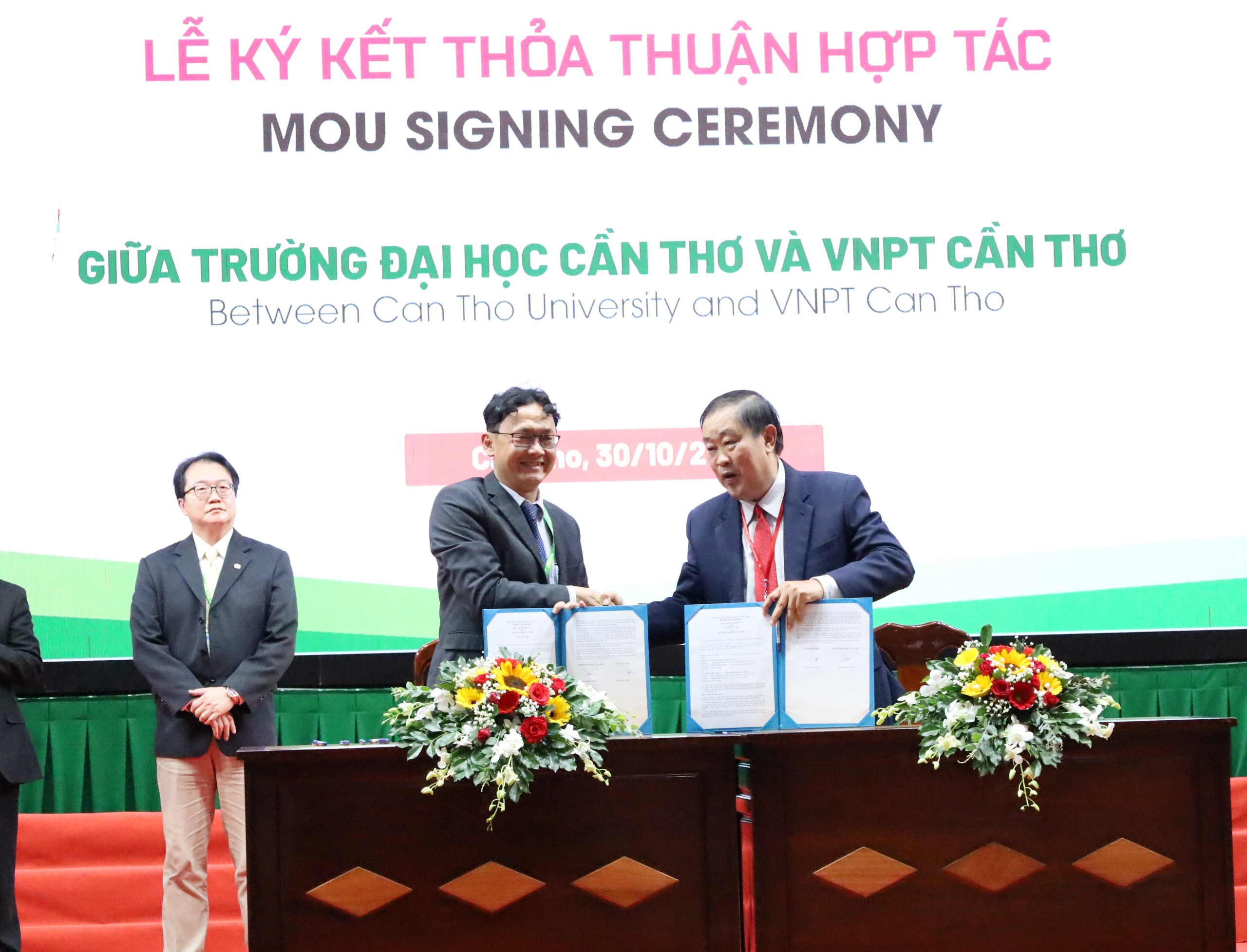 Ký kết thỏa thuận hợp tác giữa Trường Đại học Cần Thơ và VNPT Cần Thơ.