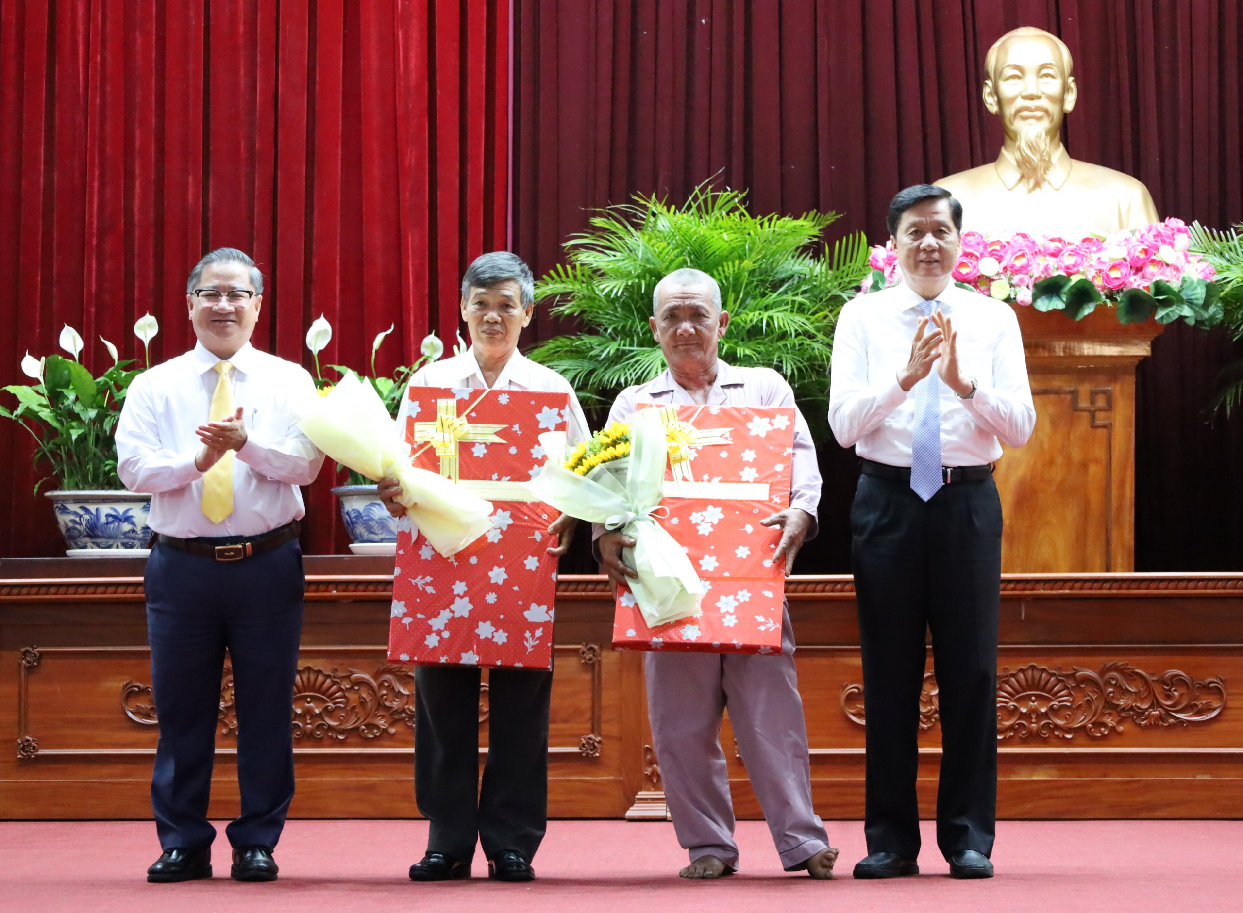 Ông Phạm Văn Hiểu –  Phó Bí thư thường trực Thành ủy, Chủ tịch HĐND TP. Cần Thơ và ông Trần Việt Trường - Phó Bí thư Thành ủy, Chủ tịch UBND TP. Cần Thơ trao Hoa và Quà lưu niệm Giải Búa Liềm Vàng TP. Cần Thơ 2022 cho 2 nhân vật nhân vật tiêu biểu trong tác phẩm đoạt Giải.