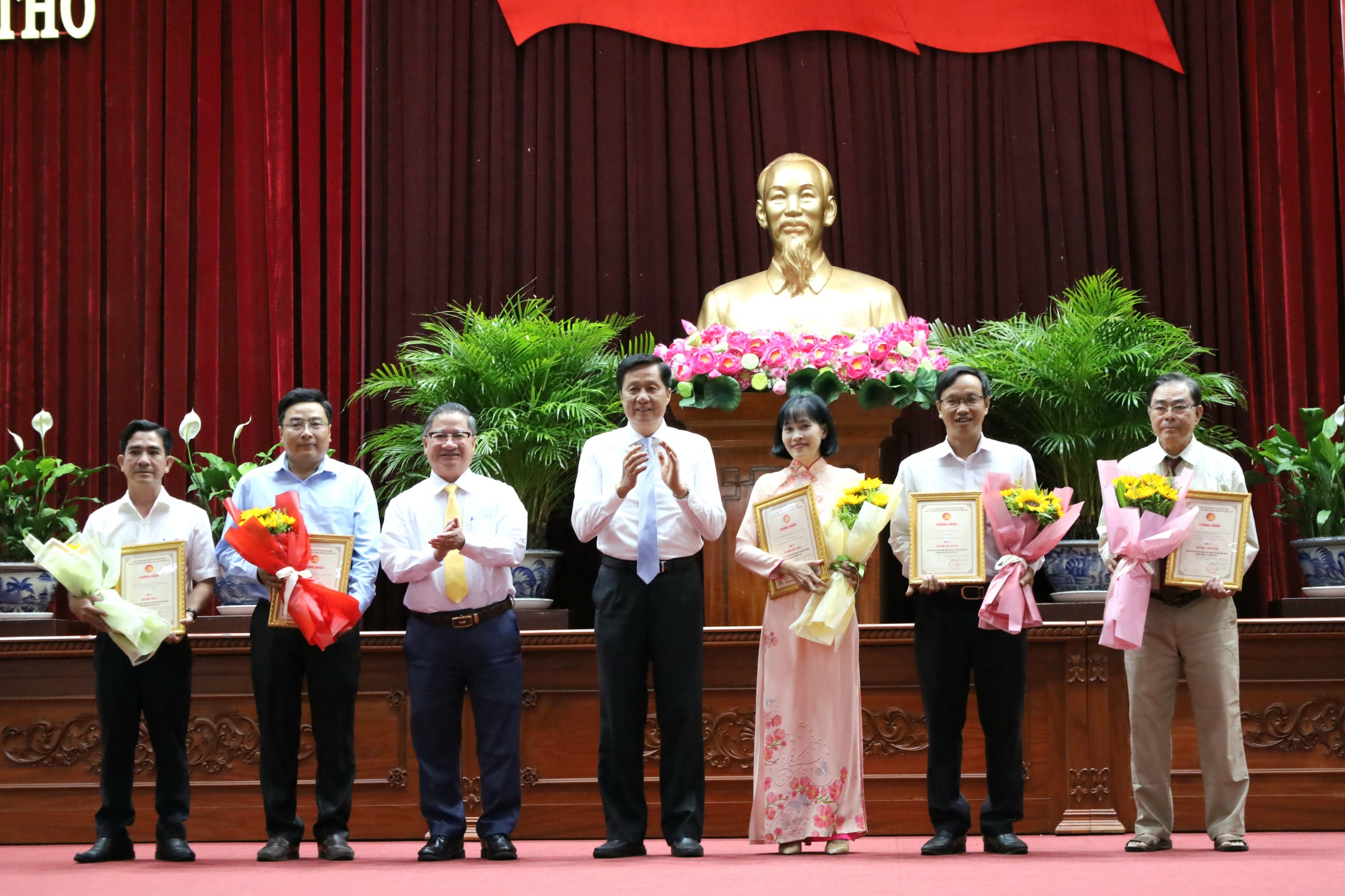 Ông Phạm Văn Hiểu - Phó Bí thư thường trực Thành ủy, Chủ tịch HĐND TP. Cần Thơ và ông Trần Việt Trường - Phó Bí thư Thành ủy, Chủ tịch UBND TP. Cần Thơ trao giải cho các tác giả và đại diện nhóm tác giả xuất sắc đoạt Giải A.