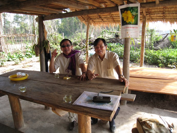 Ông Ba Thy (bên trái) và tác giả đi tìm đất khai hoang tại tỉnh Kampong Thom Campuchia năm 2006.