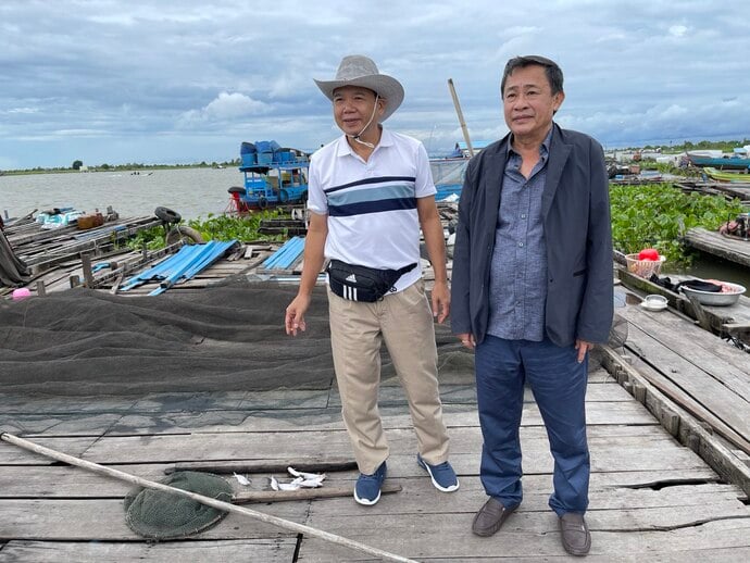 Ông Ba Thy (bên phải) và tác giả đi tìm hiểu về bè cá tại tỉnh Kampong Chhnang tháng 9/2022.
