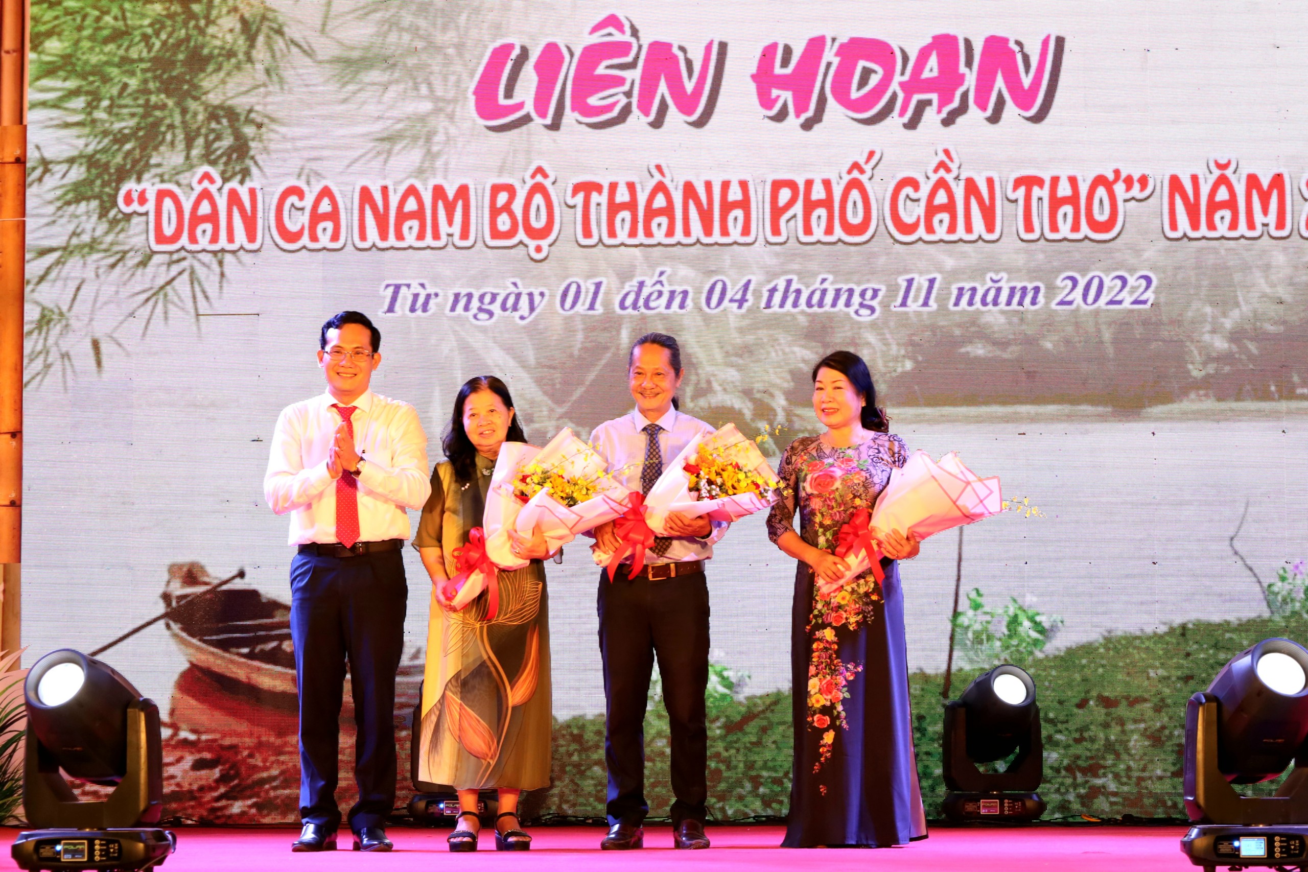 Ông Nguyễn Minh Tuấn – Giám đốc Sở Văn hóa, Thể thao và Du lịch TP. Cần Thơ tặng hoa cho ban giám khảo.