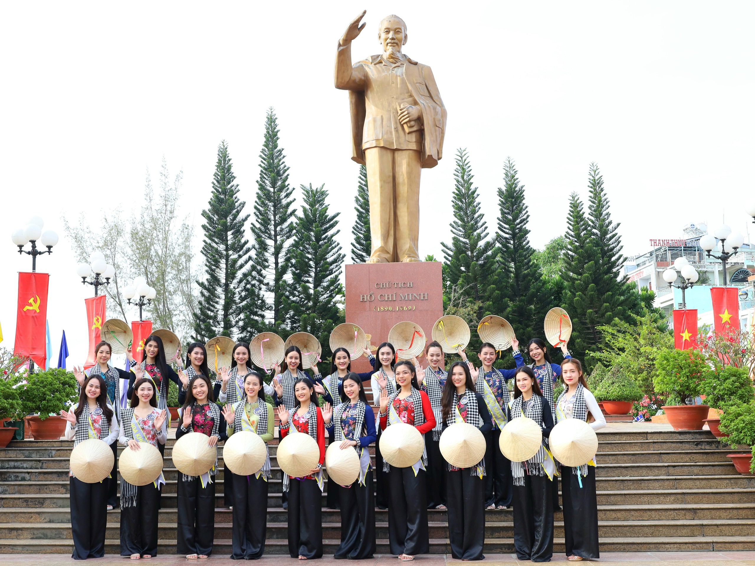 Top 20 thí sinh tham gia vòng chung kết Hoa khôi Nam Bộ lần thứ II năm 2022 chụp hình lưu niệm tại Tượng đài Bác Hồ, Bến Ninh Kiều.