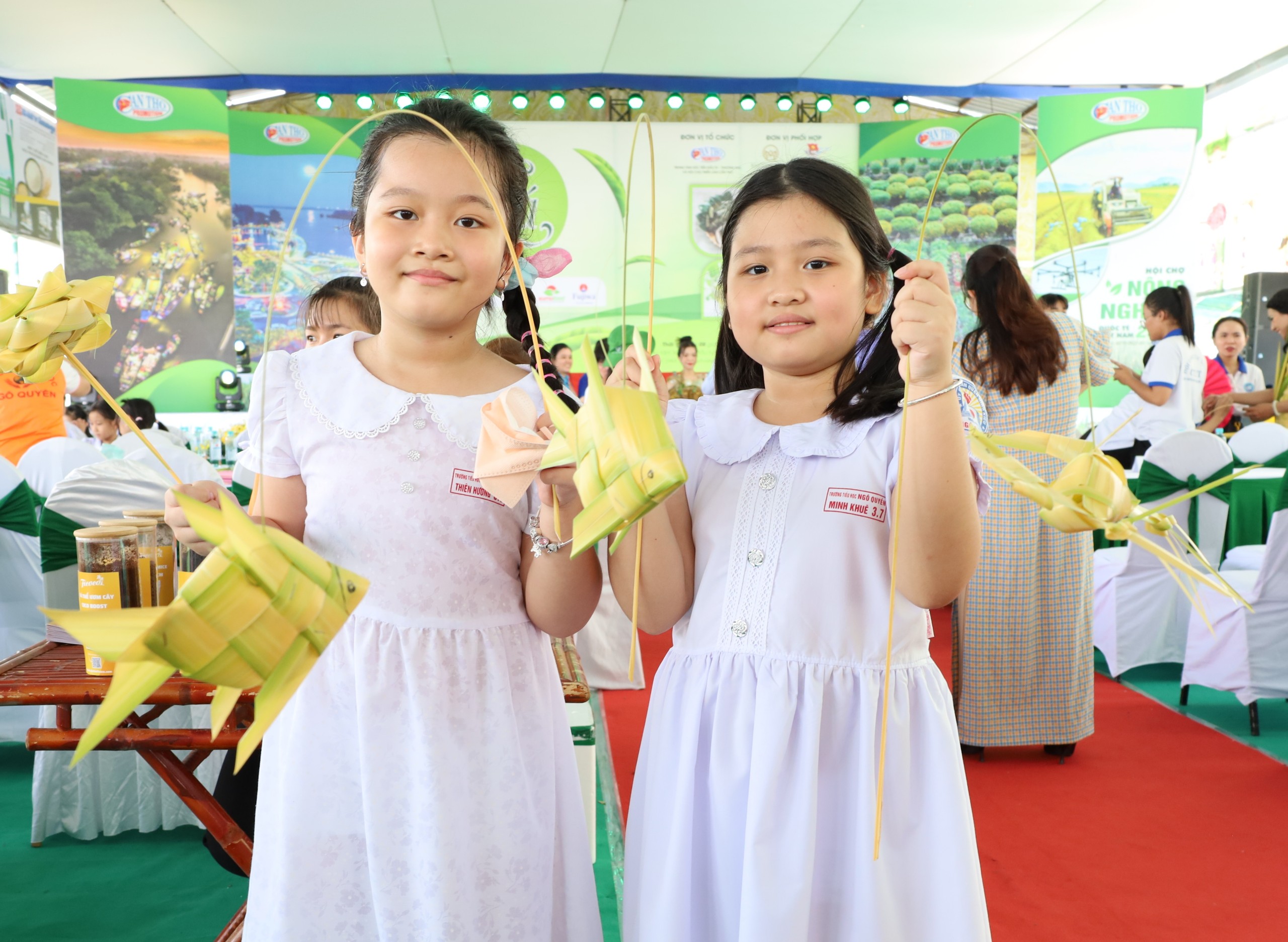 Các em học sinh thích thú với các món đồ chơi được làm từ lá dừa.