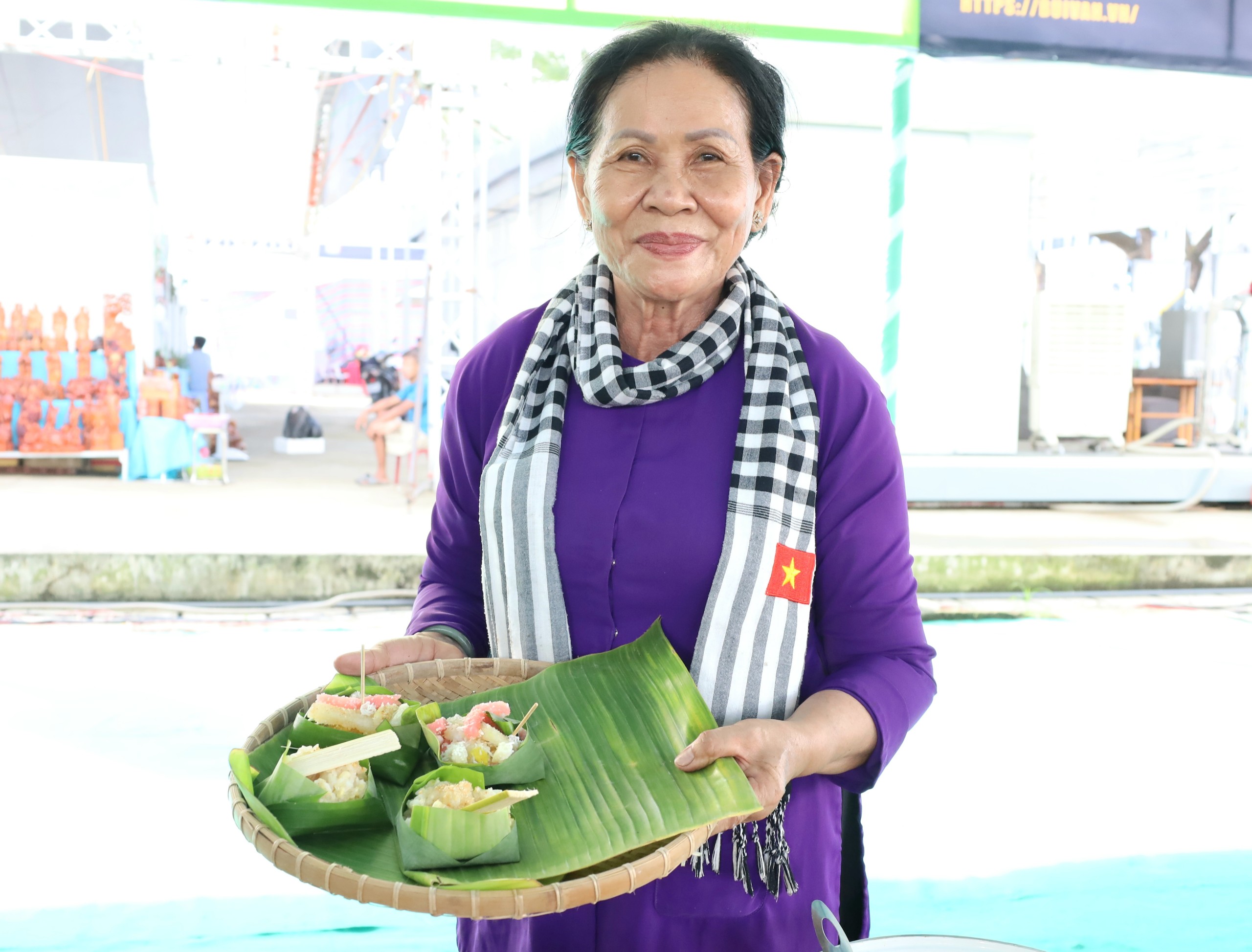 Nghệ nhân Trương Thị Chiều (Chín Chiều) giới thiệu các loại bánh dân gian sử dụng lá để đựng.