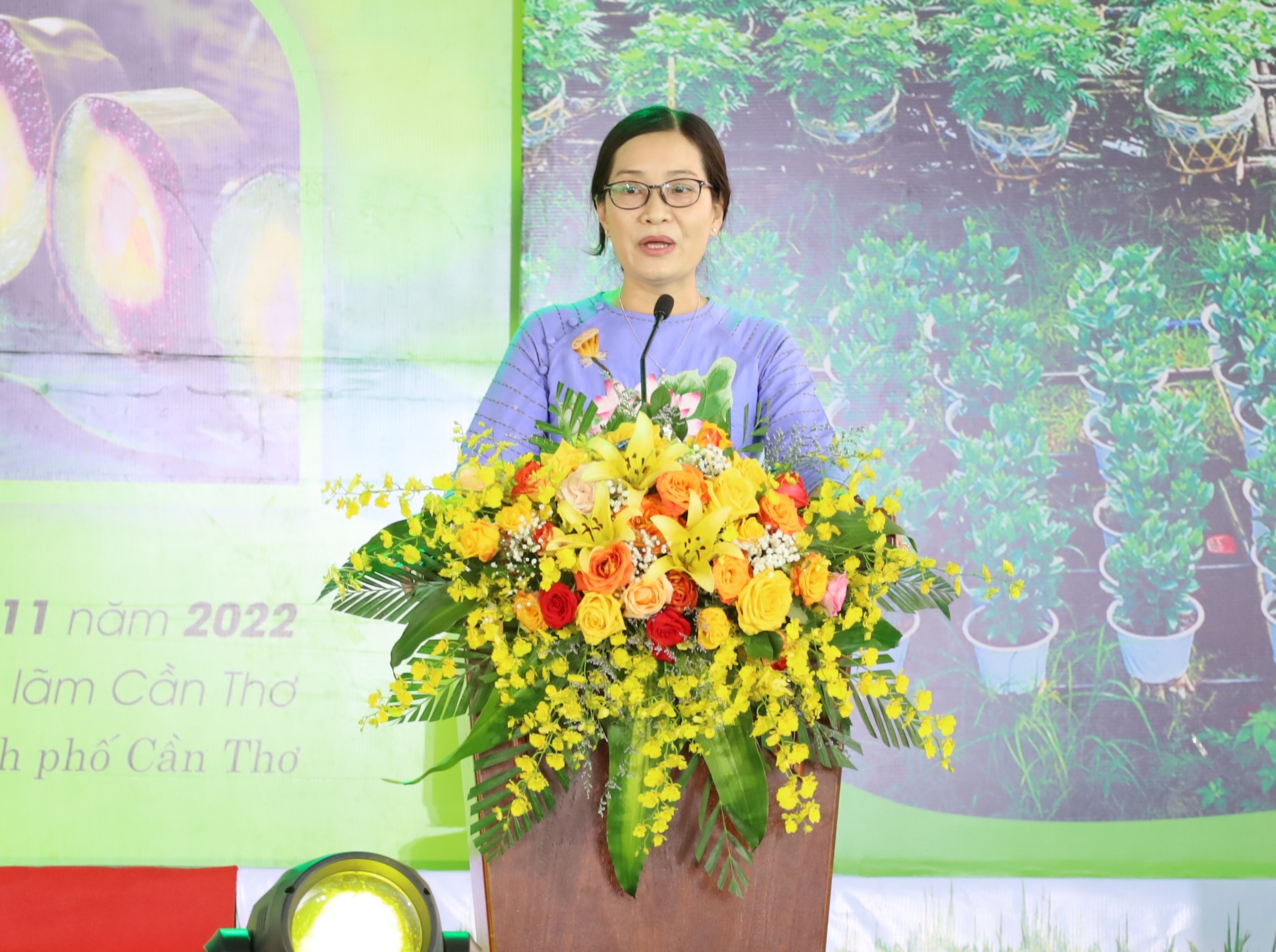 Bà Nguyễn Thị Kiều Duyên - Giám đốc Trung tâm Xúc tiến Đầu tư - Thương mại và Hội chợ triển lãm Cần Thơ phát biểu khai mạc ngày hội.
