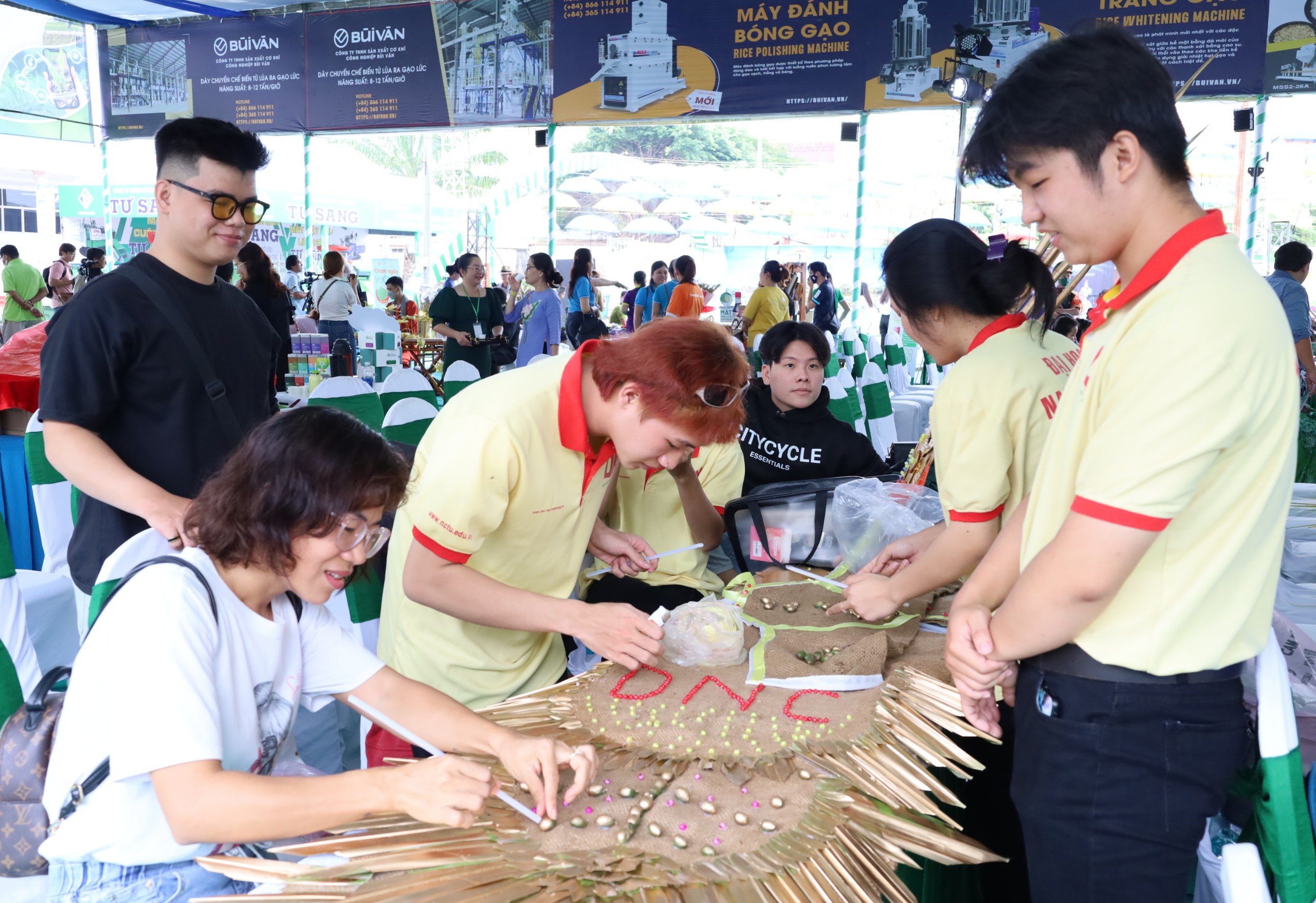Sinh viên Trường Đại học Nam Cần Thơ tham gia phần thi thiết kế, trình diễn trang phục bằng lá kêu gọi bảo vệ môi trường.