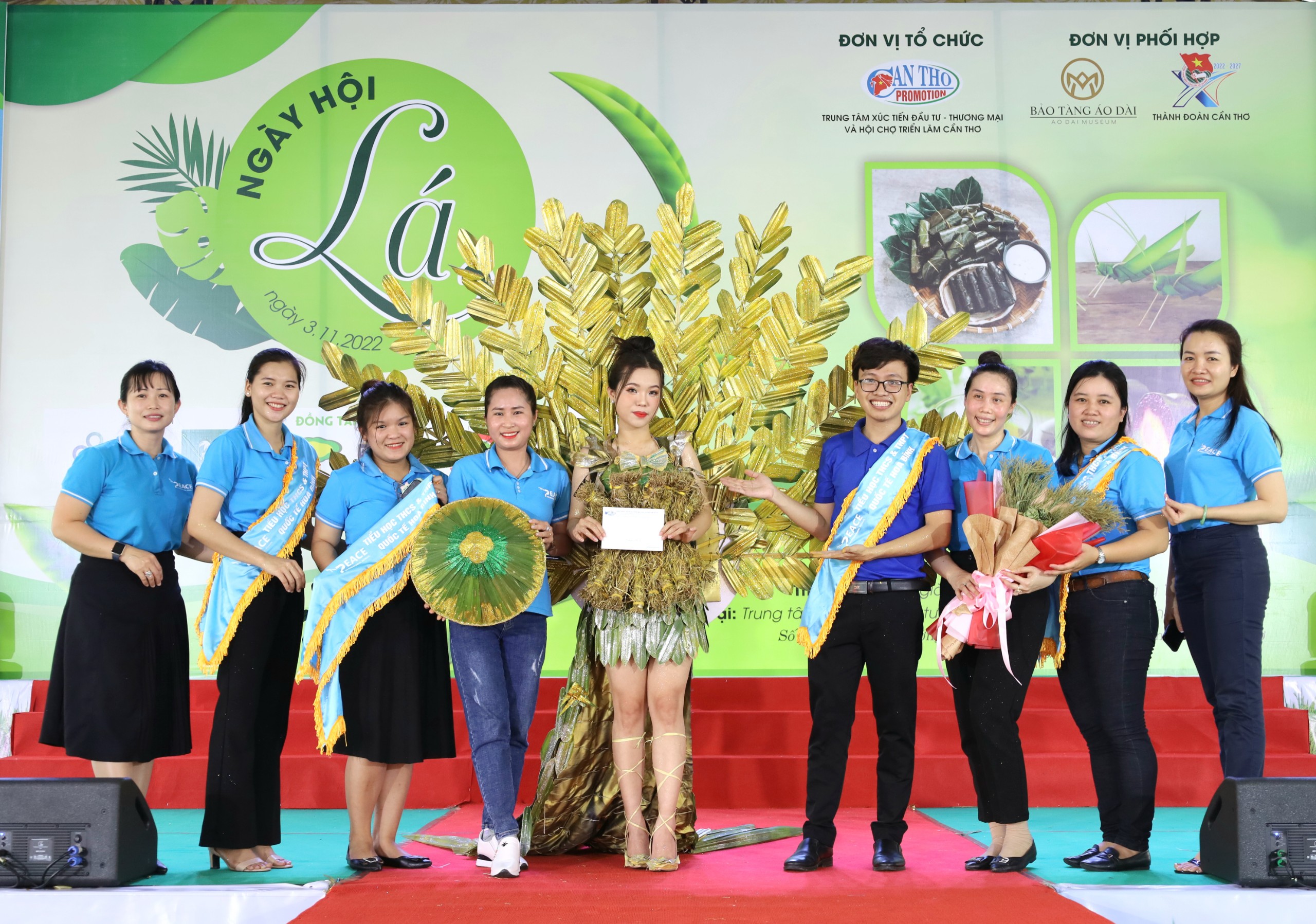 Trường Quốc tế Hòa Bình, quận Ninh Kiều đạt giải nhất phần thi thiết kế, trình diễn thời trang làm từ lá với thông điệp kêu gọi bảo vệ môi trường.