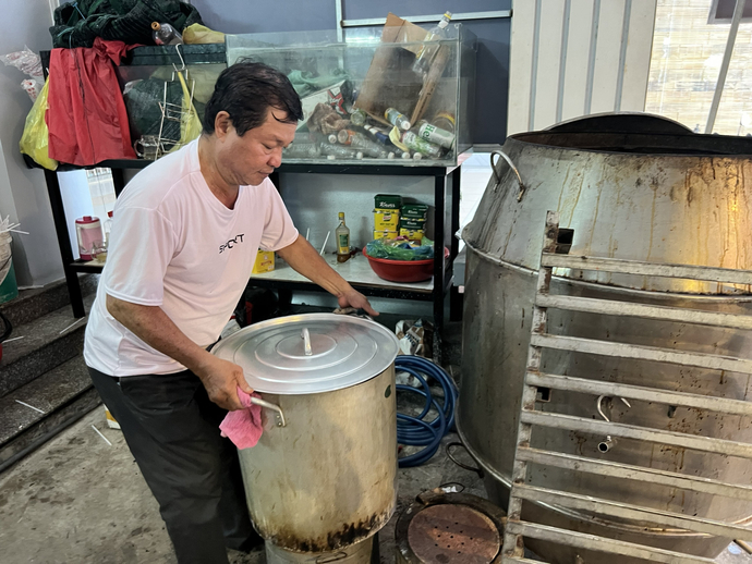 Chú Hùng dùng than Thủy Trầm để nấu nướng các món ăn.