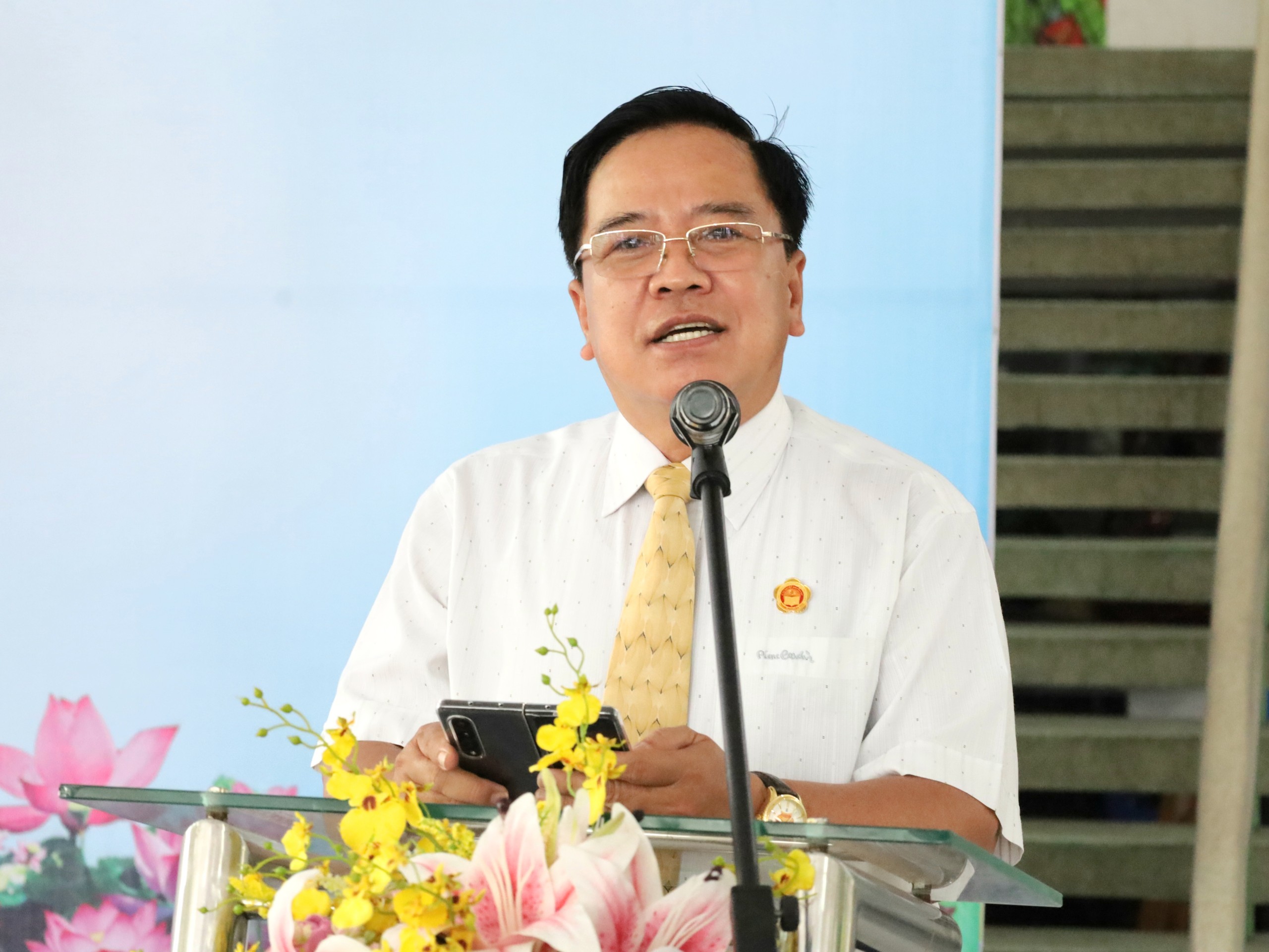 Ông Nguyễn Thanh Xuân - Chủ tịch Hội Khuyến học TP. Cần Thơ phát biểu tại buổi lễ trao xe đạp cho học sinh.