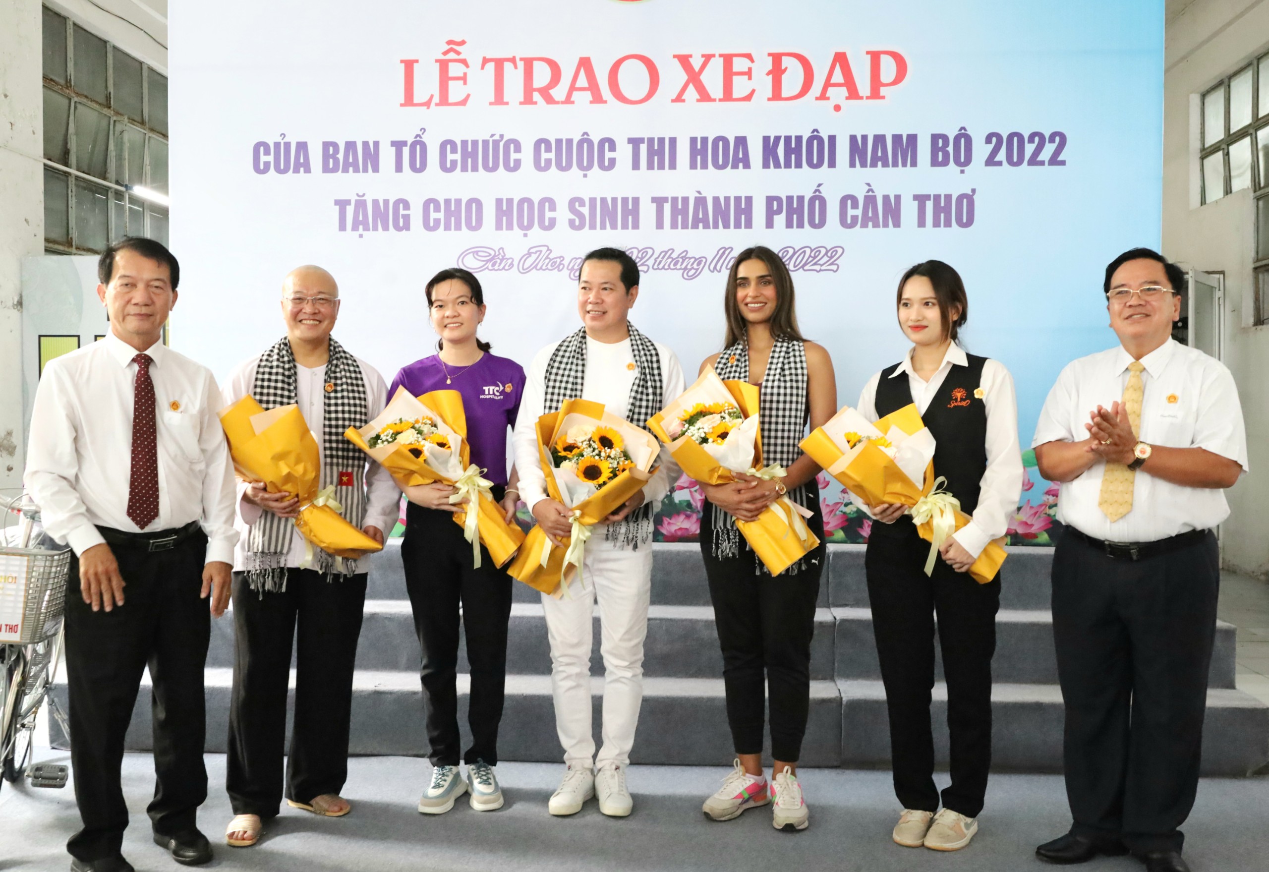 Ông Nguyễn Thanh Xuân - Chủ tịch Hội Khuyến học TP. Cần Thơ trao hoa cho ban tổ chức và các đơn vị đồng hành.