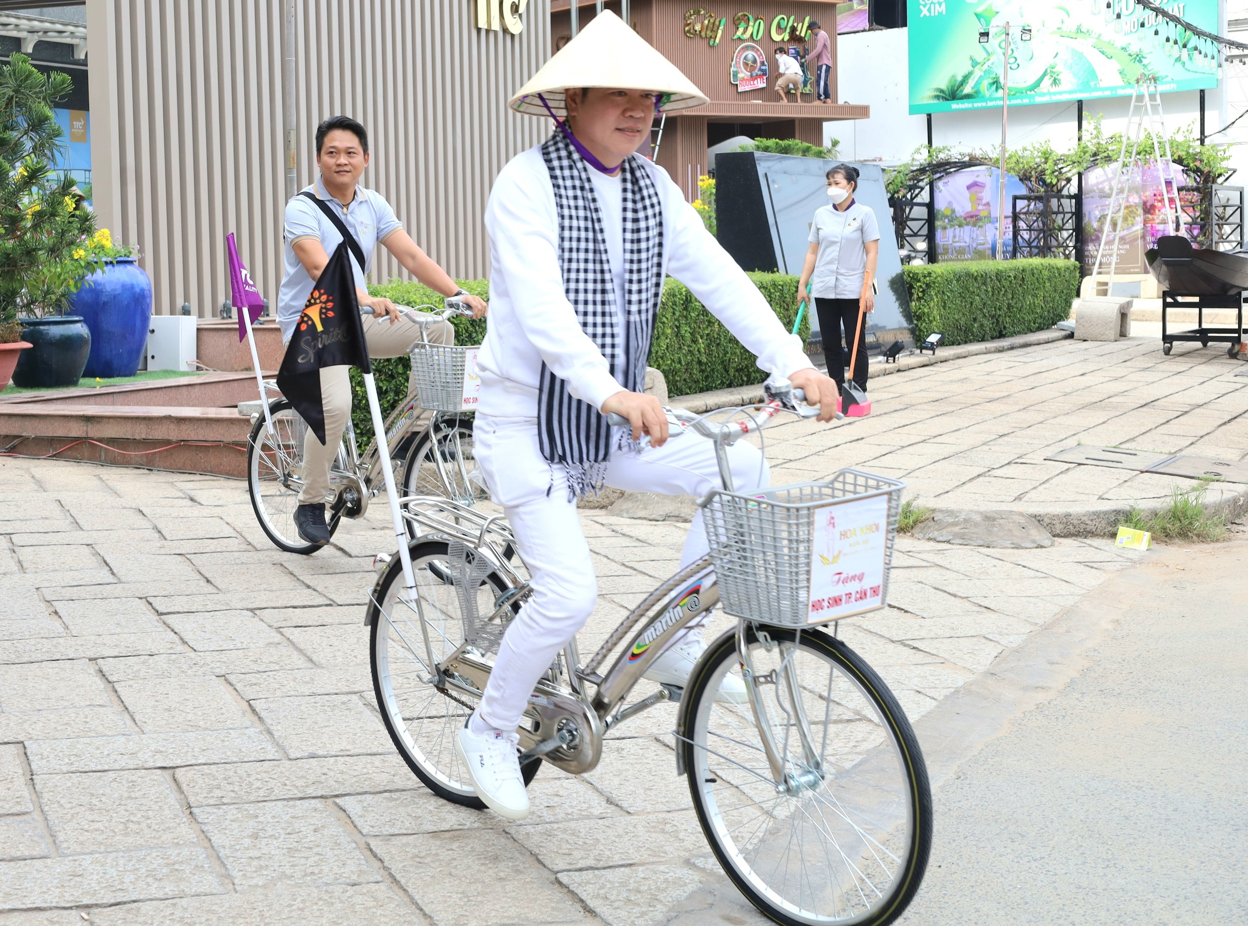 Ông Trần Mạnh Tiến - Cố vấn cuộc thi Hoa khôi Nam Bộ lần thứ II năm 2022 chạy xe đạp cùng các thí sinh.