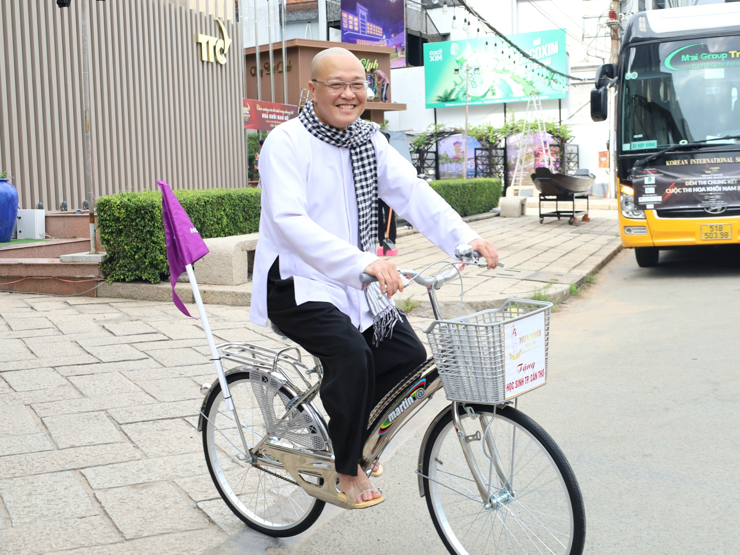 Ông Võ An Nguyên – Giám đốc Công ty cổ phẩn Giải trí Tiếp thị Truyền thông Tân Thành Công, nhà sáng lập “Cuộc thi Hoa khôi Nam Bộ” tham gia chạy xe đạp cùng các thí sinh.