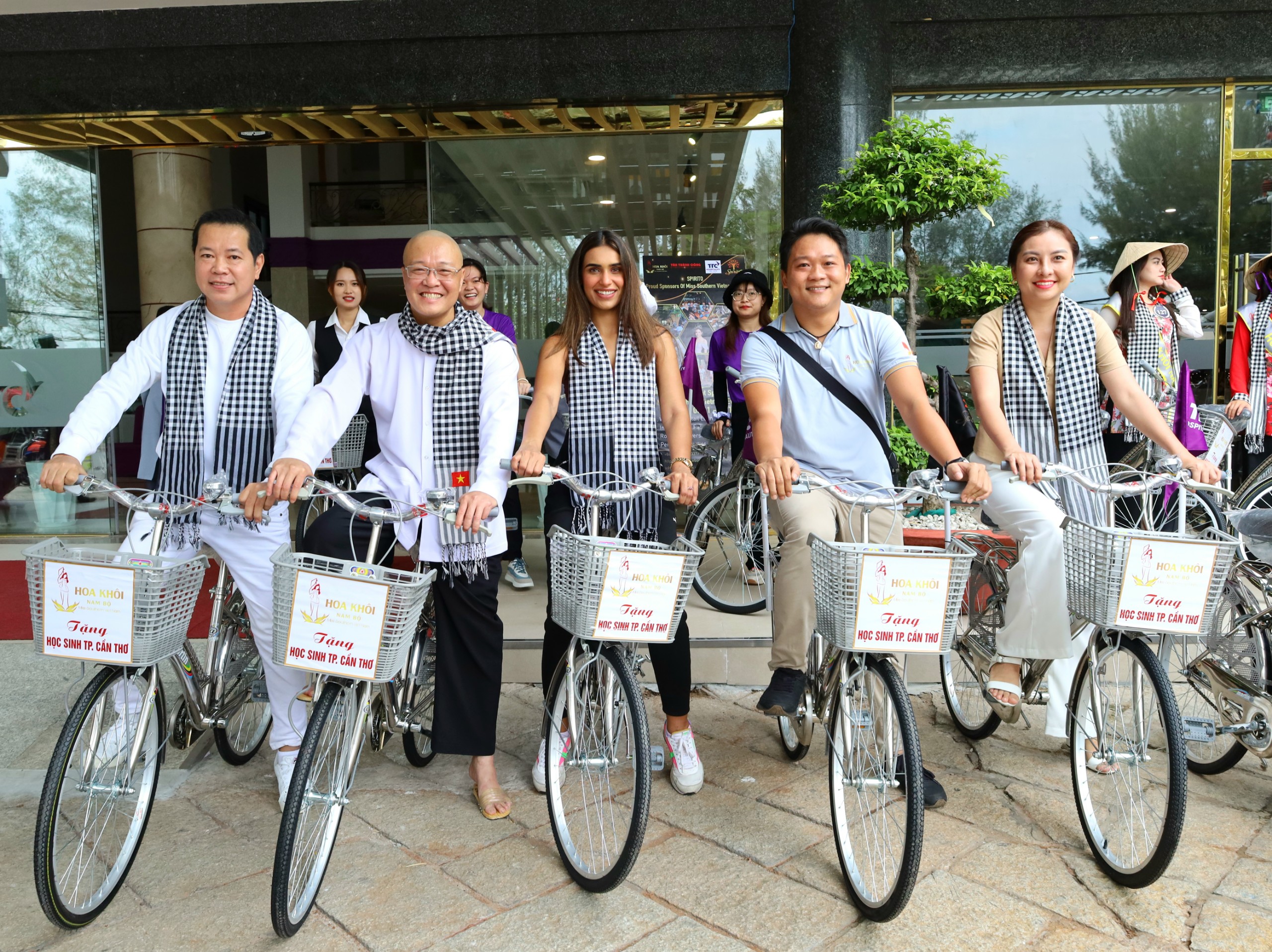 Ban tổ chức cuộc thi Hoa khôi Nam Bộ lần thứ II năm 2022 tham gia chạy xe đạp cùng các thí sinh.