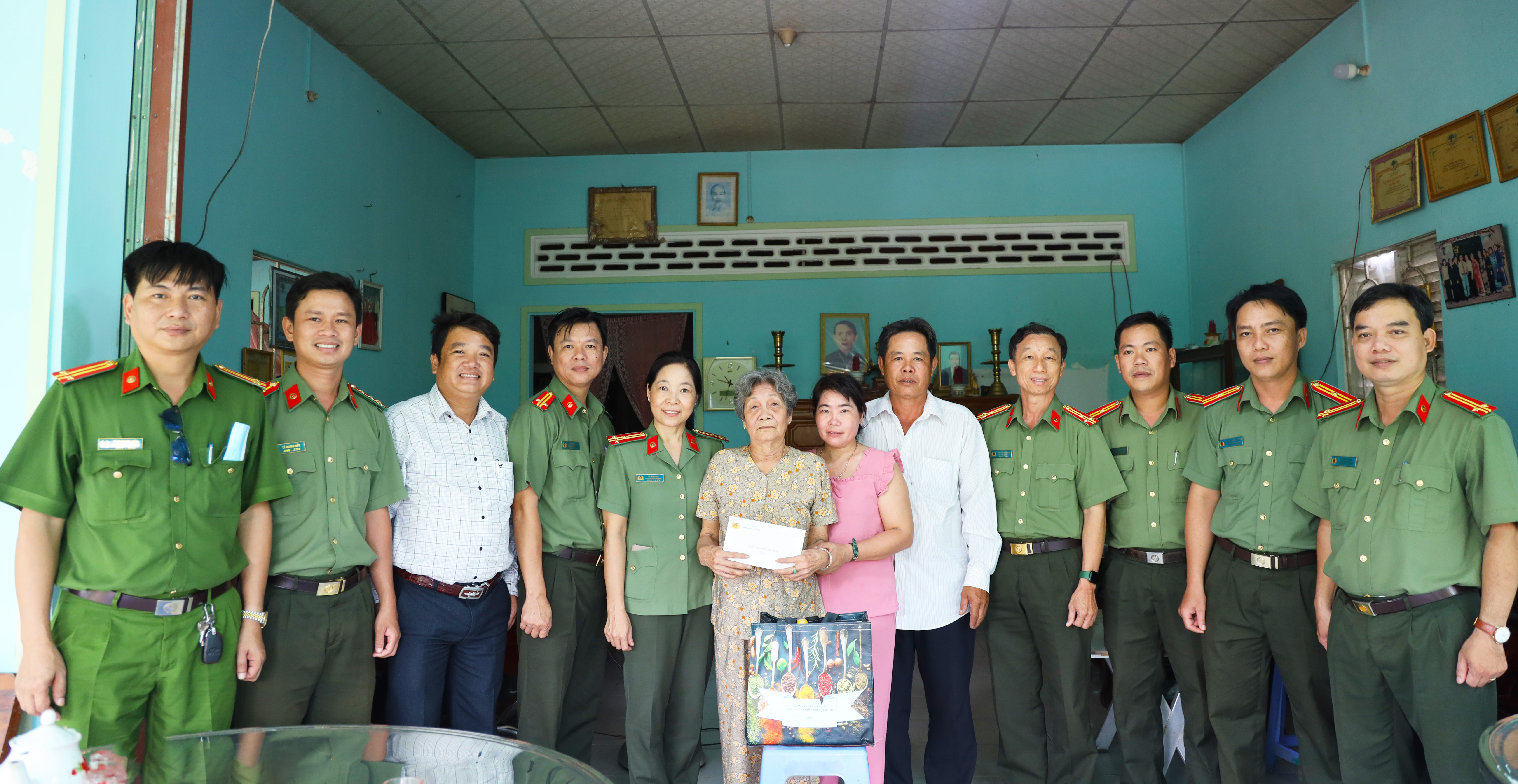 Thăm, tặng quà cho gia đình bà Nguyễn Thị Lùng tại xã Đông Hiệp, huyện Cờ Đỏ.