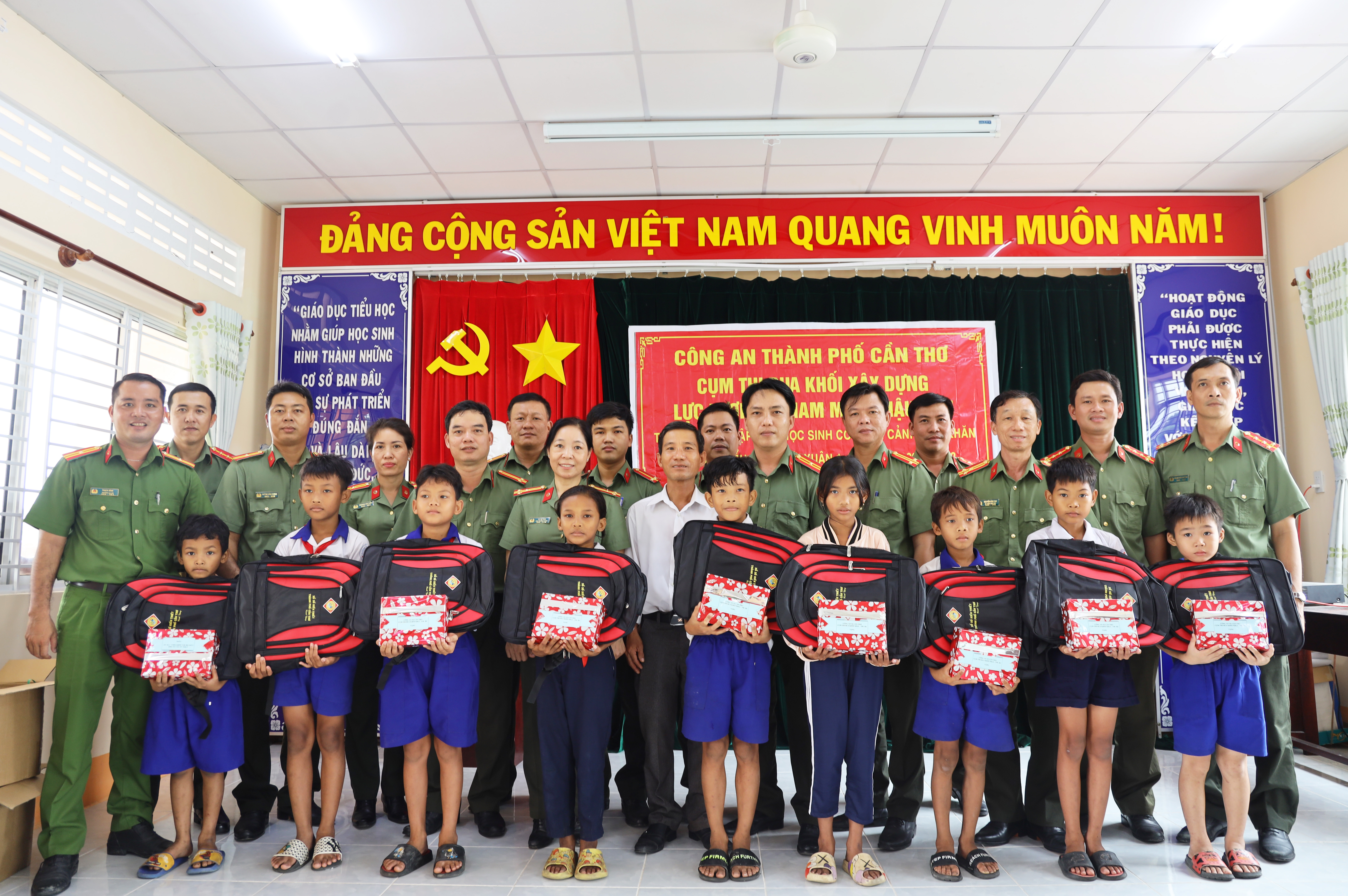 Tặng quà cho các em học sinh nghèo tại Trường Tiểu học Thới Xuân 1.