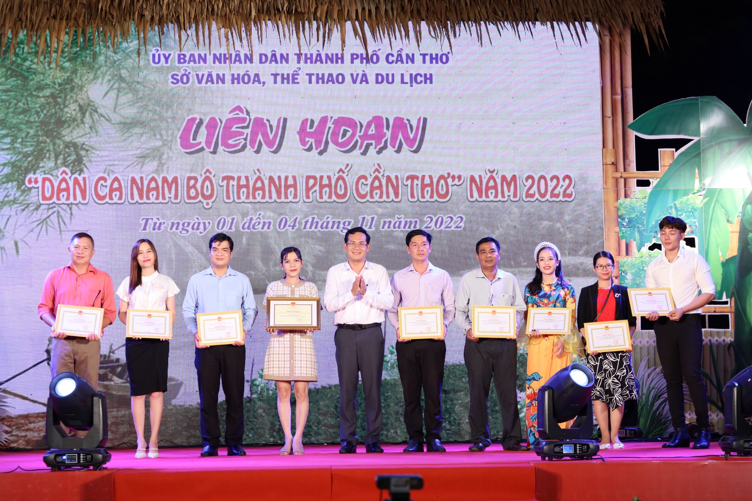 Ông Nguyễn Minh Tuấn - Giám đốc Sở Văn hóa – Thể thao và Du lịch TP. Cần Thơ trao giải toàn đoàn cho các đơn vị.