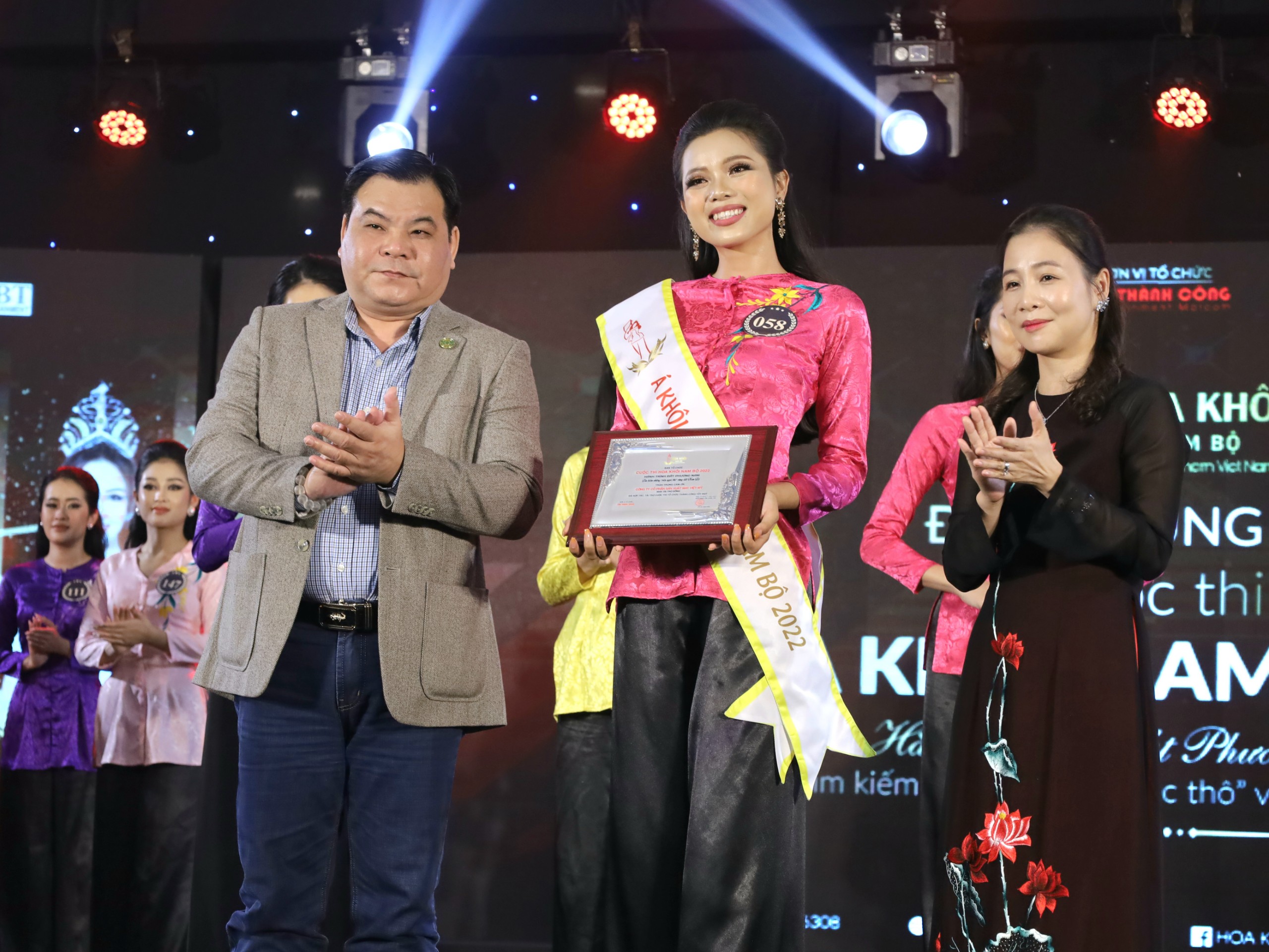 Ban tổ chức trao giải cho Á khôi 3 – Lê Thị Mỹ Trang (Kiên Giang).