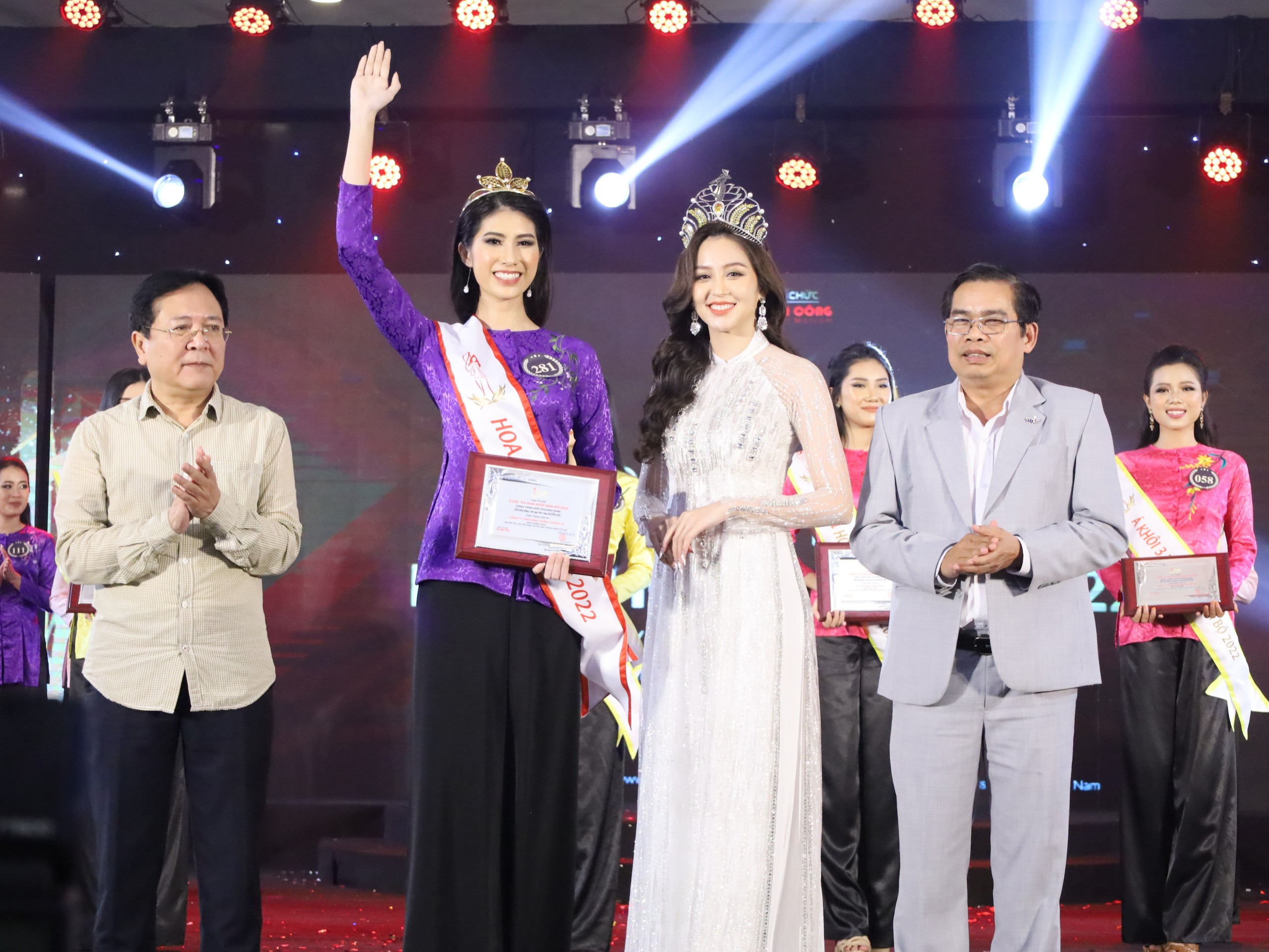 Người đẹp Lê Thị Kiều Nhung, sinh năm 1998, chiều cao 1,8m - đến từ tỉnh Trà Vinh đăng quang danh hiệu Hoa khôi Nam bộ năm 2022.