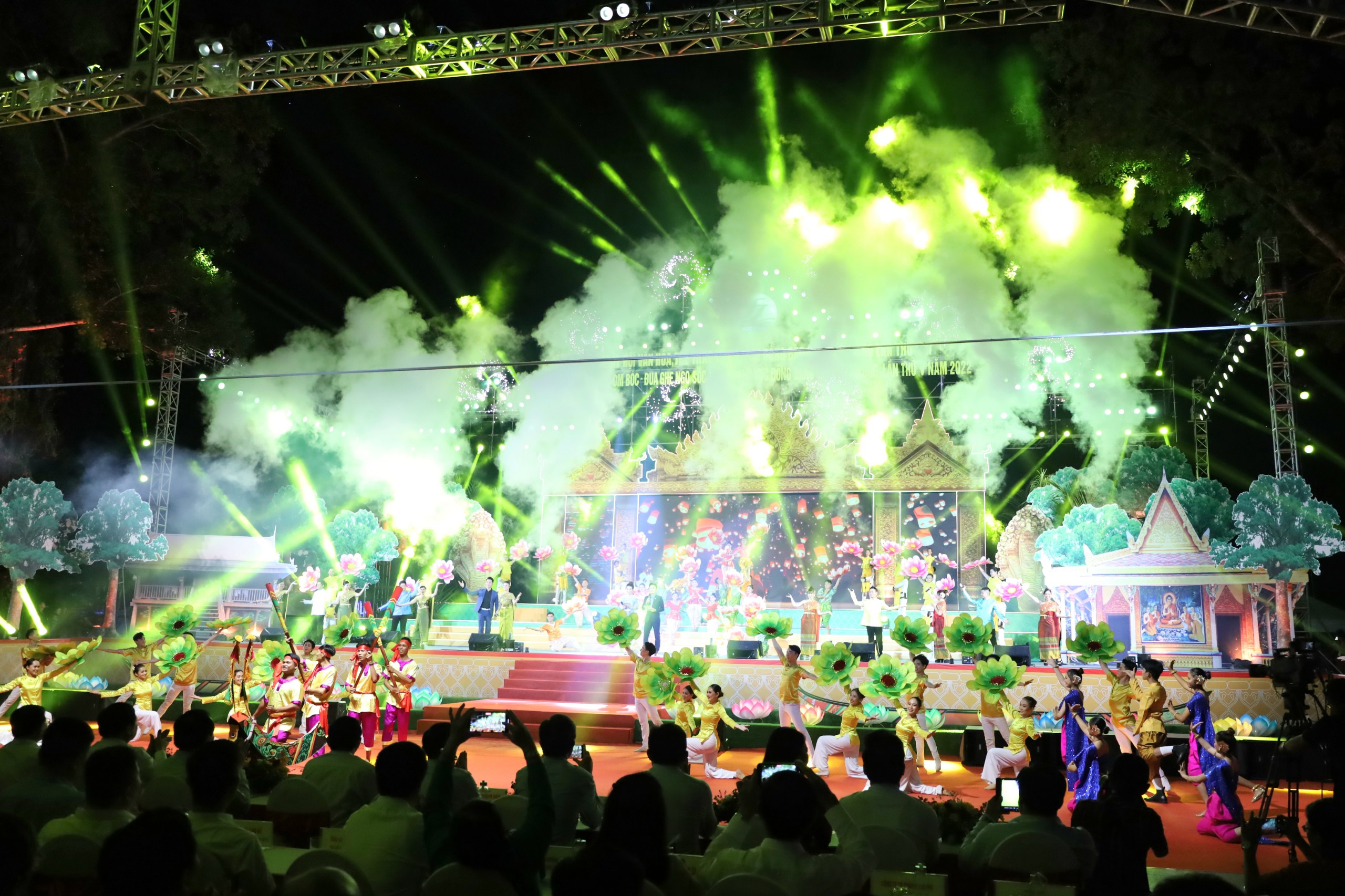 Lễ khai mạc Ngày hội Văn hóa, Thể thao và Du lịch Đồng bào Khmer Nam bộ được tổ chức hoành tráng, ấn tượng.