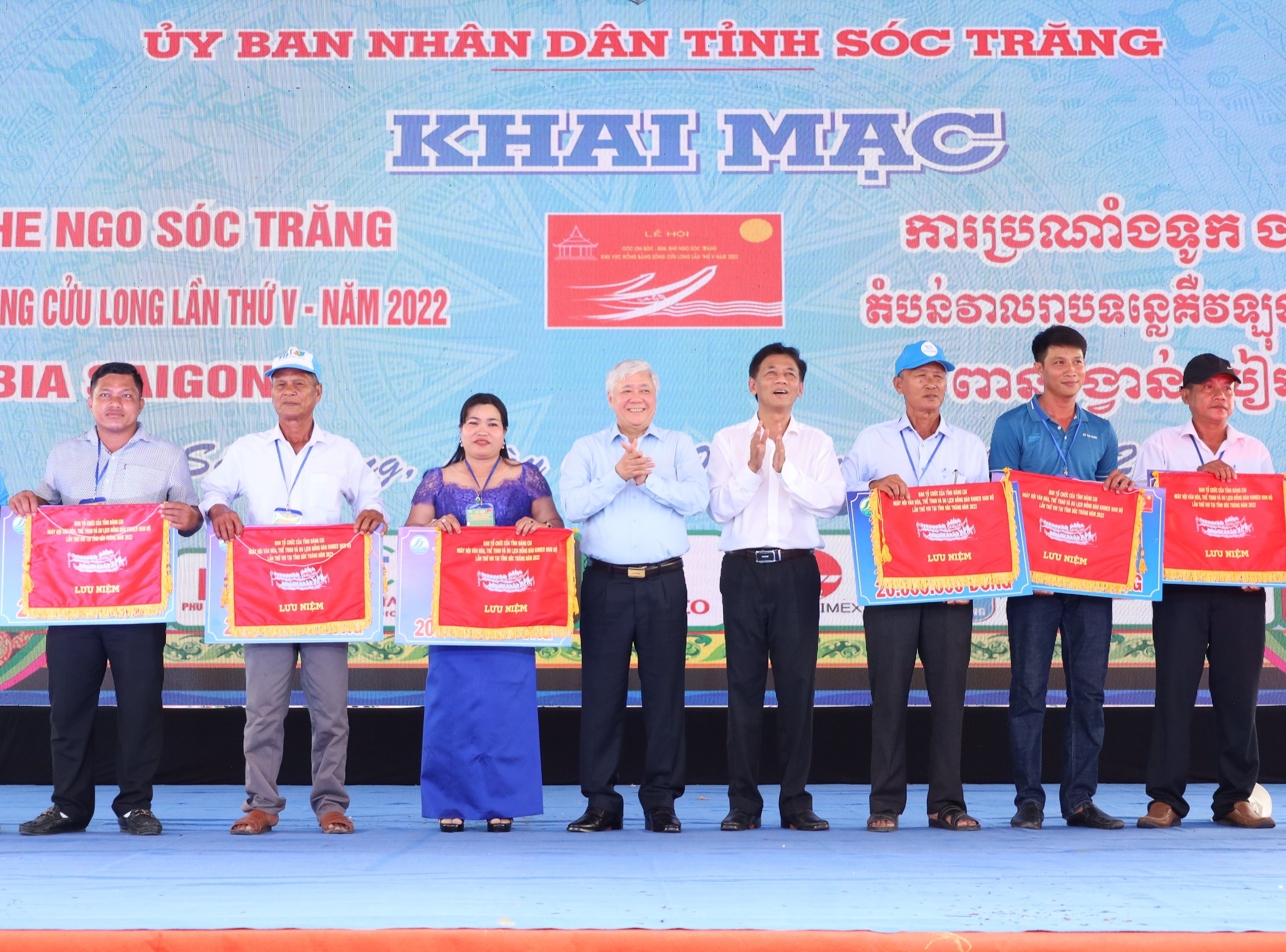 Ông Đỗ Văn Chiến - Bí thư Trung ương Đảng, Chủ tịch Ủy ban Trung ương Mặt trận Tổ quốc Việt Nam trao cờ lưu niệm cho các đội tham gia giải.