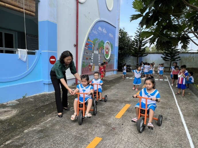 Cô Thảo luôn dành trọn sự quan tâm đến các em học sinh.