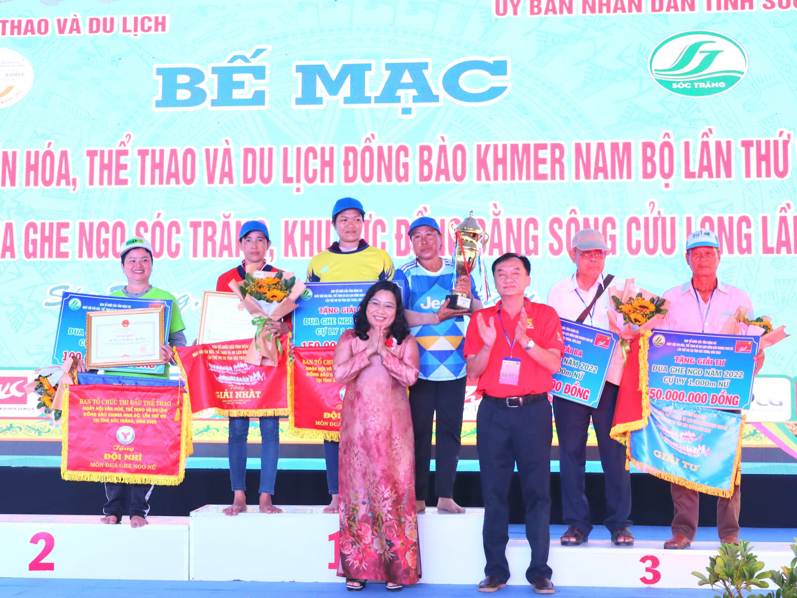 Bà Hồ Thị Cẩm Đào - Phó Bí thư Thường trực Tỉnh ủy, Chủ tịch HĐND tỉnh Sóc Trăng trao giải giải nhất thuộc đội ghe ngo chùa Prêk Chêk, thị xã Ngã Năm, tỉnh Sóc Trăng; giải nhì chùa Tum Núp, huyện Châu Thành, tỉnh Sóc Trăng và giải 3 thuộc về ghe ngo Cro Nhung, tỉnh Kiên Giang.