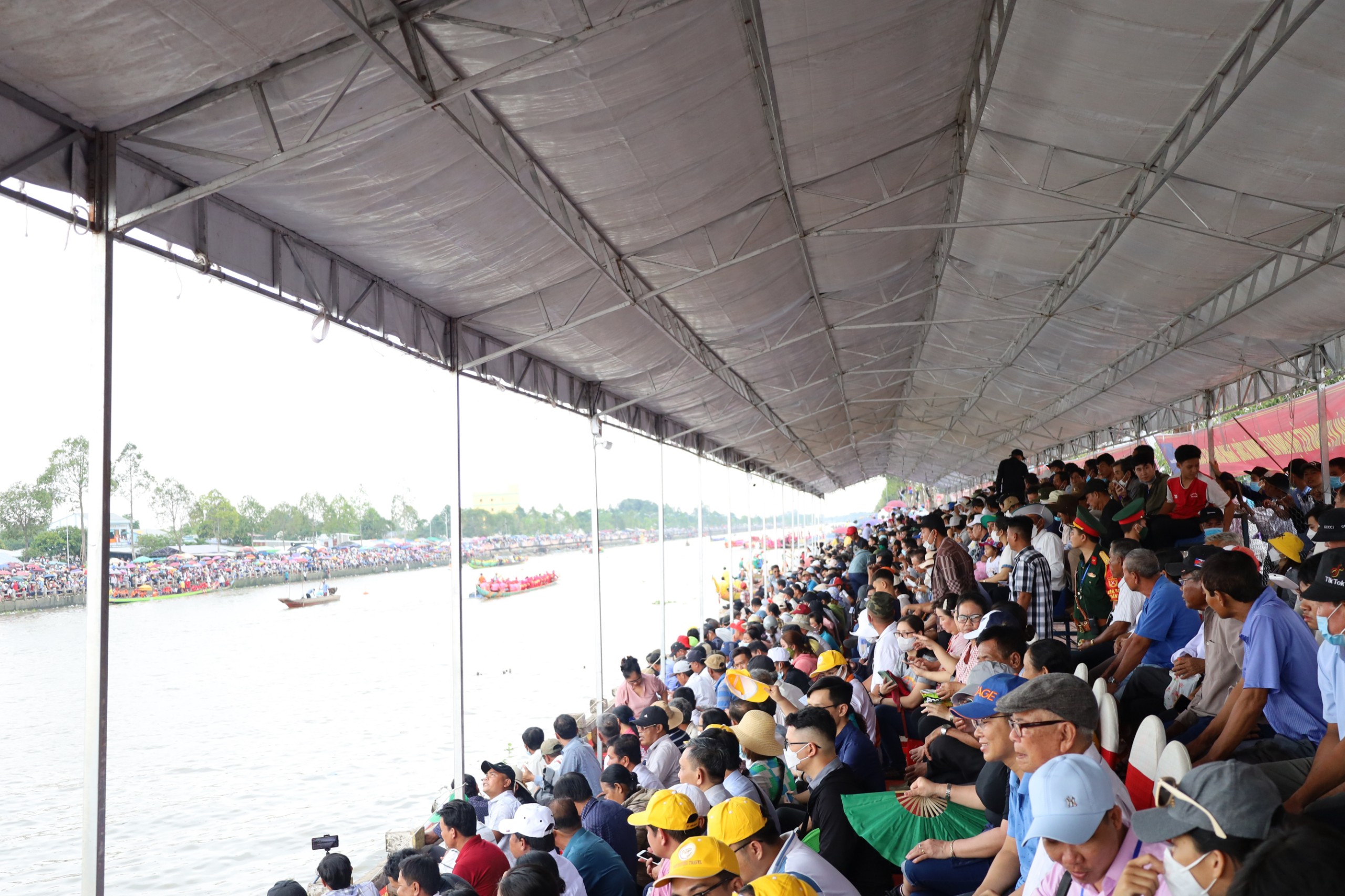 Khán giả lấp đầy tất cả các khu vực hai bên bờ sông Maspero, TP. Sóc Trăng.