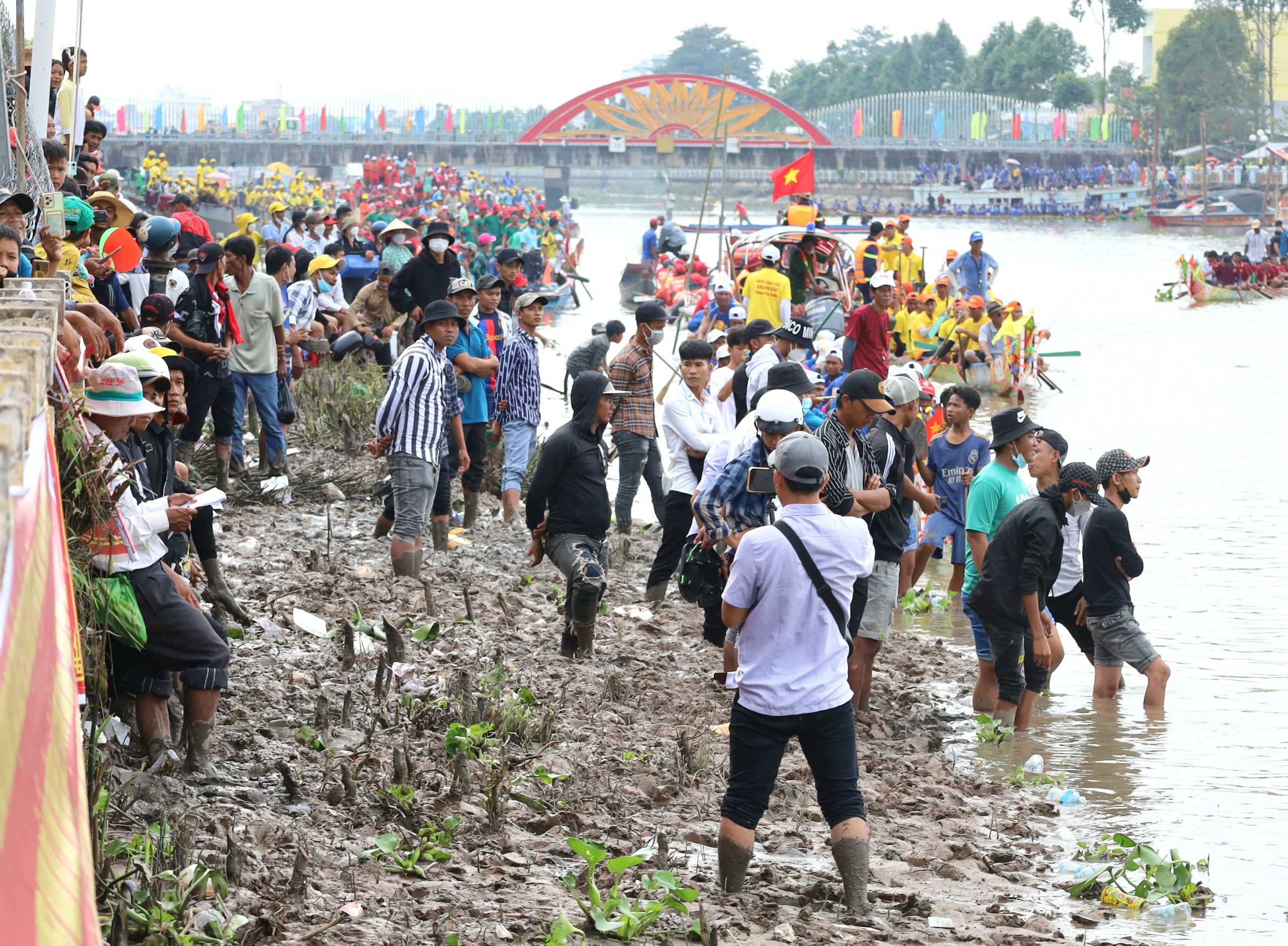 Khán giả lội xuống sông để tìm vị trí thuận tiện đón xem các đội thi đấu.