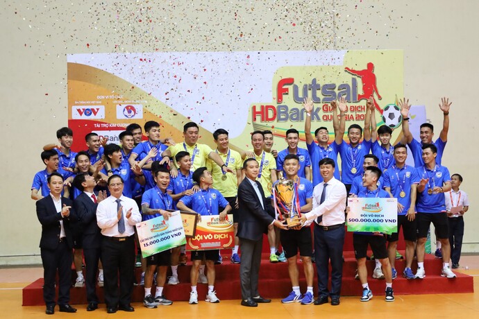 Giải nhất Futsal HDBank Vô địch Quốc gia 2022 đã xuất sắc về tay đội bóng đến từ CLB Sahako. Ông Trần Ngọc Việt – GĐ Ngân hàng HDBank CN Cần Thơ trao quà của nhà tài trợ cho đội vô địch.