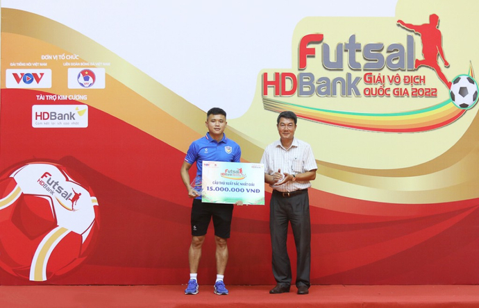 Ông Nguyễn Hoàng Minh – Đại diện tập đoàn Sovico tại Cần Thơ trao giải Cầu thủ xuất sắc nhất cho vận động viên Khổng Đình Hùng (áo số 15 – CLB Sahako).