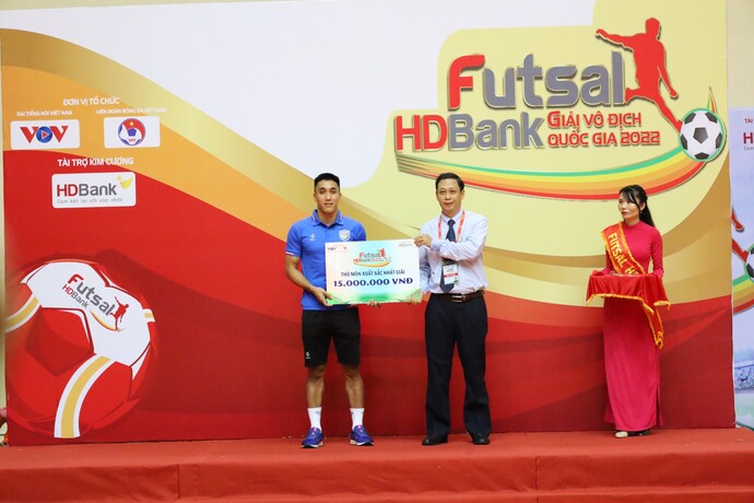 Ông Nguyễn Đức Thọ - Phó giám đốc TTQC và DVTT, Ủy viên Ban Chỉ đạo Futsal quốc gia 2022 trao giải Thủ môn xuất sắc nhất cho cầu thủ Mai Xuân Hiệp (áo số 20 – CLB Sahako).
