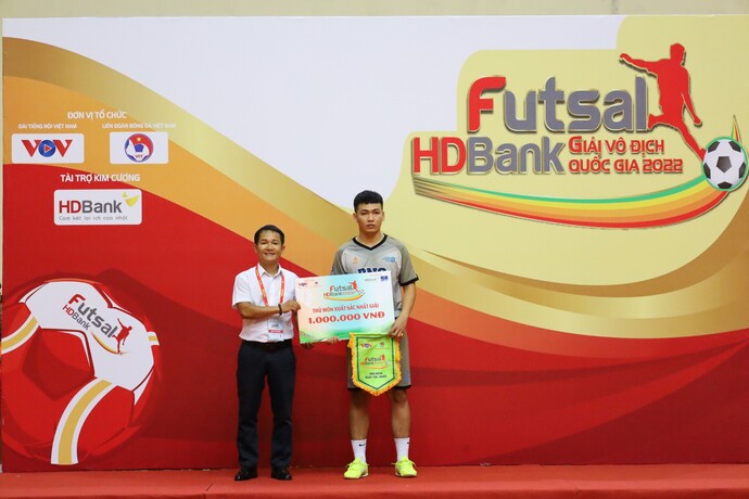 Ông Nguyễn Quang Trung - Ủy viên BTC lên trao giải thưởng Thủ môn xuất sắc nhất cho vận động viên mang áo số 15 – Đặng Phúc Toàn đến từ đội bóng Futsal trường Đại học Nam Cần Thơ.