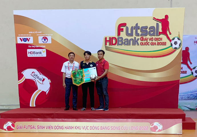 Ông Trần Đình Hải – Giám đốc Trung tâm Thể dục Thể thao Cần Thơ và Ông Lâm Viết Thuấn trao phần thưởng cho đội bóng đến từ trường Đại học Tây Đô khi đoạt Giải Phong cách trong mùa giải.