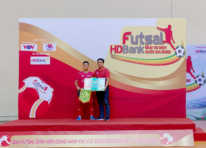Ông Lâm Viết Thuấn – đại diện công ty cổ phần Động lực lên trao giải và quà của nhà tài trợ cho Cầu thủ xuất sắc nhất giải: Đặng Hoàng Tú (áo số 5 - Đại học Cần Thơ).