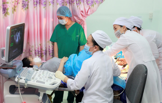 Các bác sĩ khoa Hỗ trợ sinh sản và khoa Chẩn đoán hình ảnh đang thực hiện kỹ thuật HyFoSy cho bệnh nhân đầu tiên.