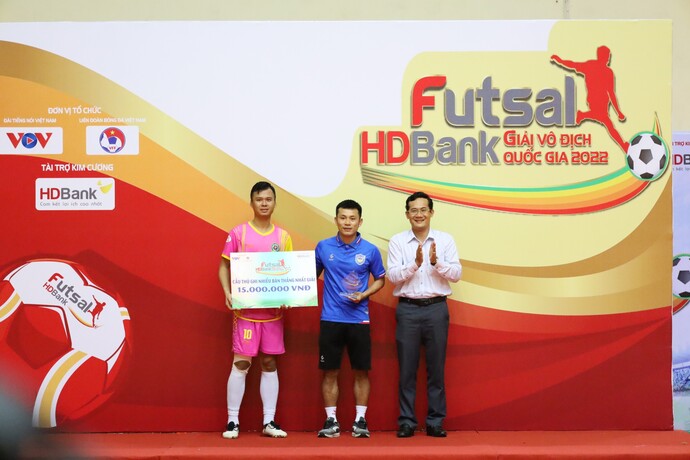 Ông Nguyễn Minh Tuấn – GĐ Sở VHTT - DL Cần Thơ trao giải Cầu thủ ghi nhiều bàn thắng nhất cho 2 cầu thủ: Lâm Tấn Phát (áo số 16 – CLB Sahako); Nguyễn Trần Duy (áo số 10 – CLB Sài Gòn FC), đã cùng ghi được 10 bàn thắng tại mùa giải.