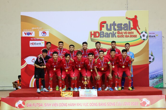 Các chàng trai đến từ trường Đại học Cần Thơ đã xuất sắc giành chức vô địch trong mùa Giải Futsal Sinh viên đồng hành khu vực ĐBSCL 2022.