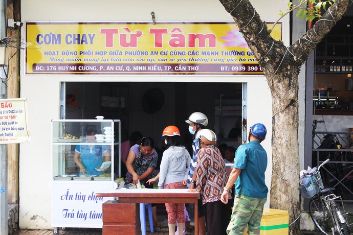 Cơm chay Từ Tâm mang sự ấm áp đến bà con trên địa bàn.