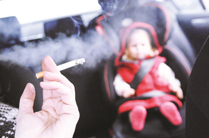 Trẻ em là đối tượng chịu ảnh hưởng nặng nề của khói thuốc (Ảnh minh họa)