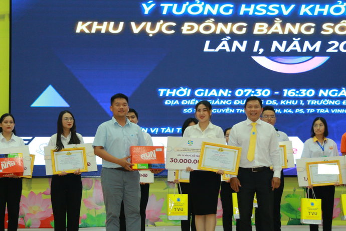 TS. Nguyễn Minh Hòa – Chủ tịch Hội đồng Quản trị Mạng lưới hỗ trợ học sinh, sinh viên khởi nghiệp khu vực ĐBSCL, Hiệu trưởng Trường Đại học Trà Vinh trao giải nhất cho dự án Cá cơm xanh của sinh viên Trường Đại học Kiên Giang.