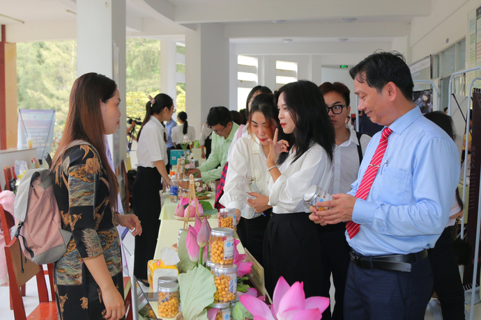 Thí sinh trình bày dự án trước thành viên Ban Giám khảo cuộc thi “Ý tưởng học sinh, sinh viên khởi nghiệp khu vực ĐBSCL” lần I, năm 2022.