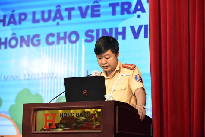 Thượng úy Trịnh Trung Hiếu tại buổi tuyên truyền pháp luật về trật tự ATGT cho sinh viên Trường ĐH Quốc tế Hồng Bàng